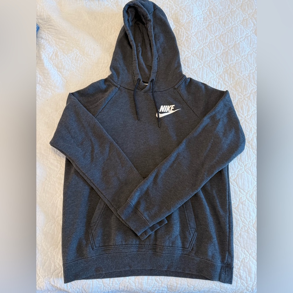gray nike hoodie, fits like a small but is missing the tag
